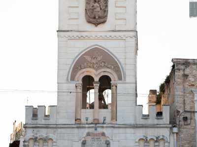 Poi c�� la torre vera e propria, alleggerita da una bifora lunettata, dallo stemma in pietra della citt�...